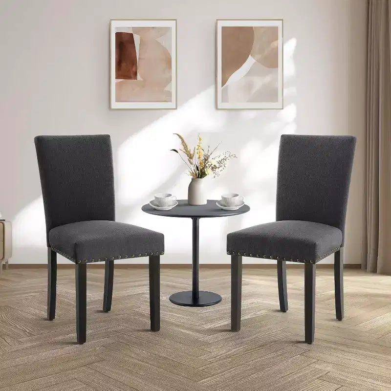 Lot de 2 chaises de salle à manger rembourrées, chaises Parsons ergonomiques à dossier haut en tissu avec garniture cloutée pour cuisine/salle à manger/hôtel