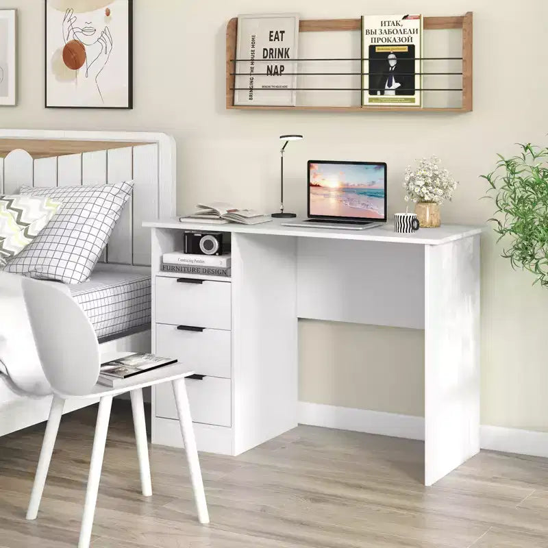Bureau informatique de 42,5 po avec station de recharge intégrée, 3 tiroirs et étagère ouverte