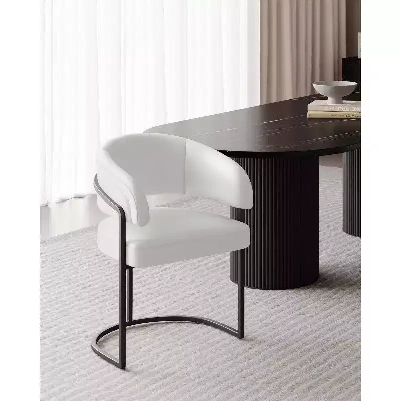 Chaise de salle à manger moderne tapissée de similicuir